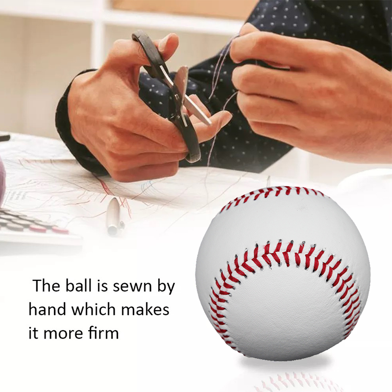 공은 손으로 꿰매어 더 단단하게 만듭니다.